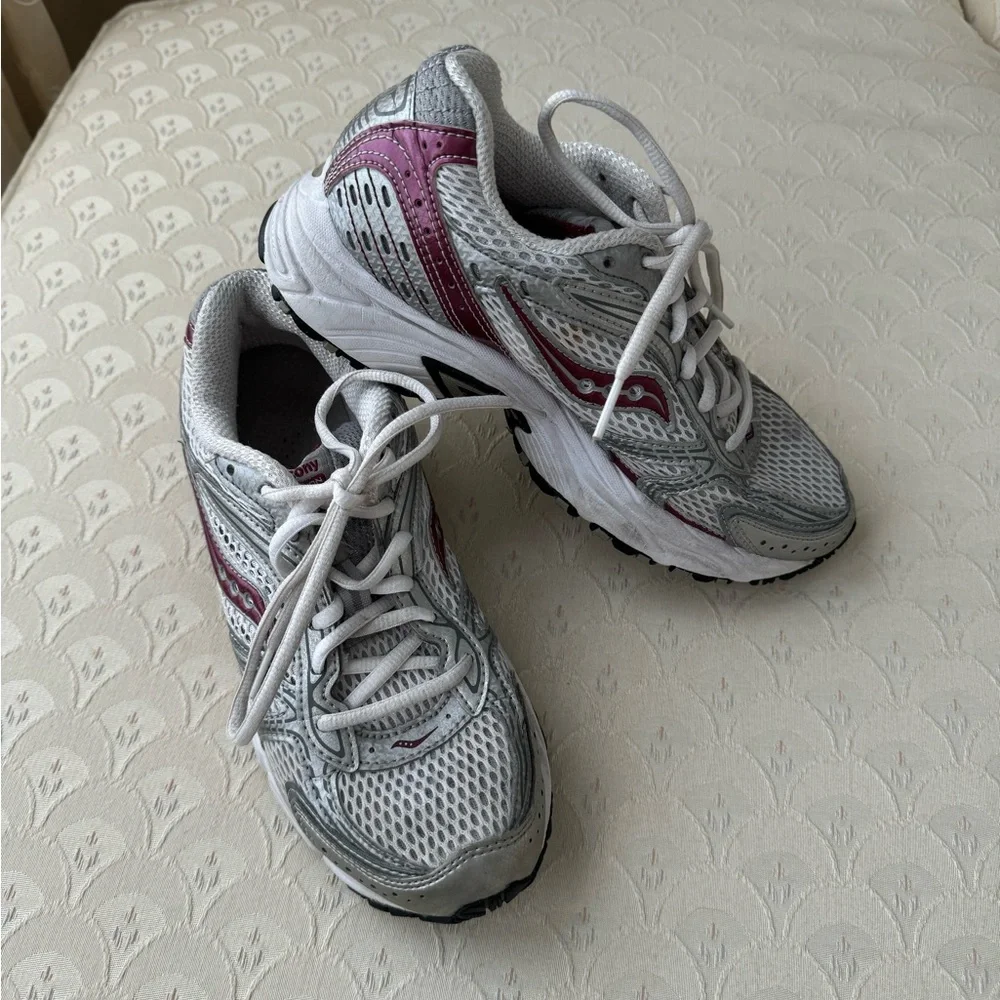Saucony tennis shoes, 7.5 - Picture 1 of 7